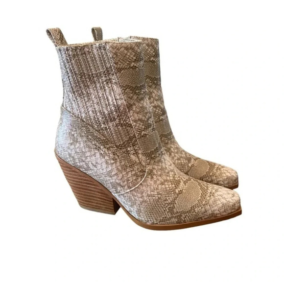 Billini Cynthia Bootie - Picture 4 of 8